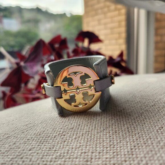 🎁 Tory Burch Light Blue-Gray Leather Logo Bracelet - Picture 2 of 13